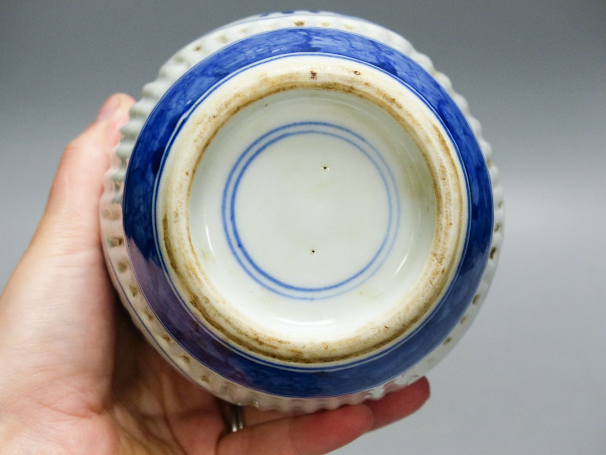 A Chinese blue and white fluted jar, 15cm